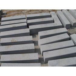 枣庄混凝土路沿石加工厂 人行道路沿石价格及仿石材彩砖应用解析