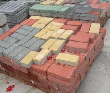 甘肃兰州与平凉彩色路面砖（仿石材彩砖）市场行情与报价分析