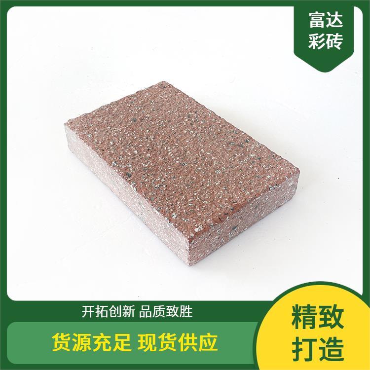 城区工程材料采购指南 水泥路沿石与仿石材彩砖分布详探